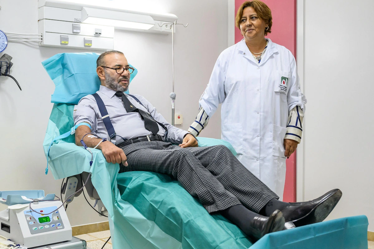 König Mohammed spendet Blut für Erdbebenopfer