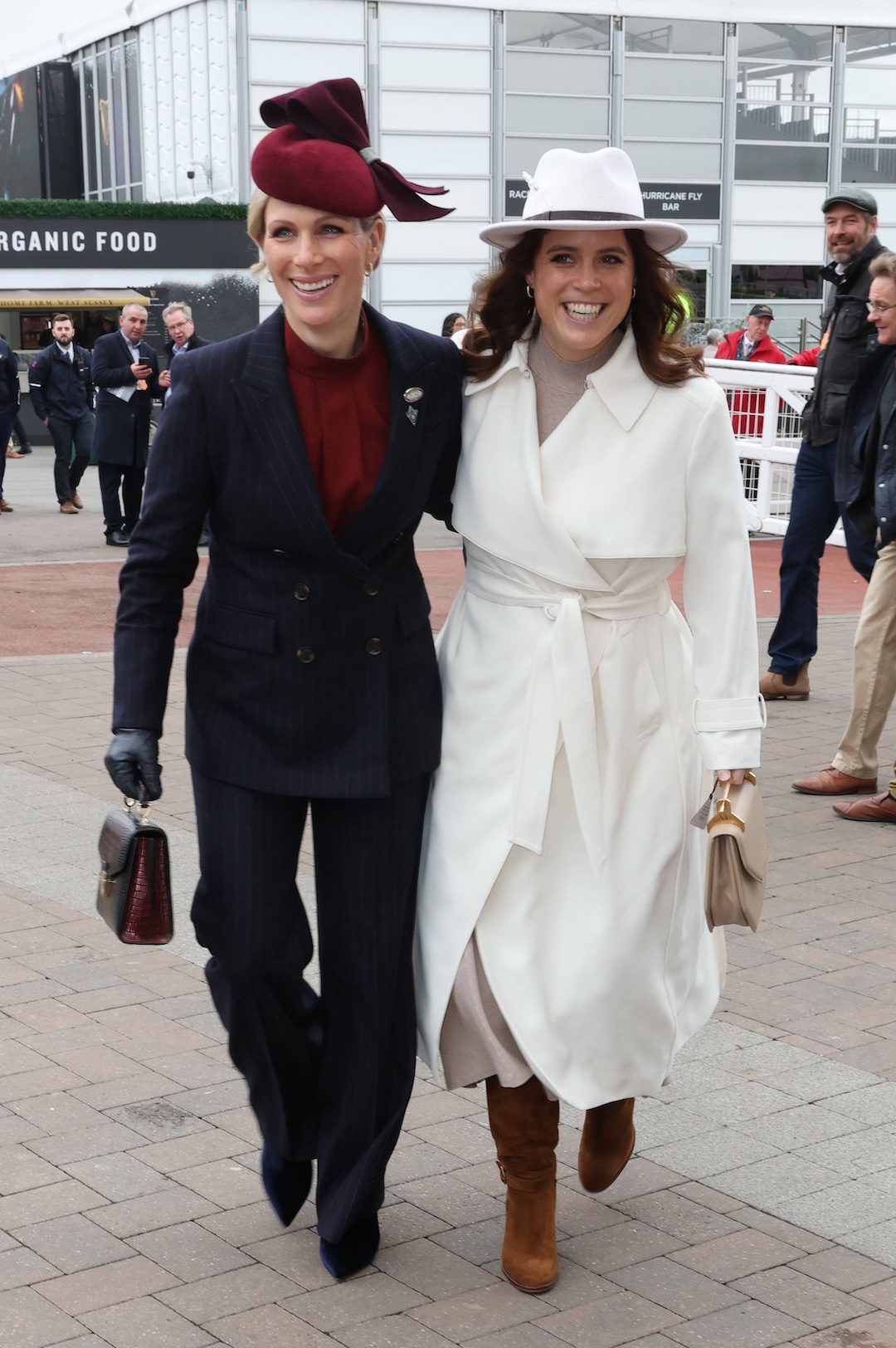 13. März 2024: Zara Tindall und ihre Cousine Prinzessin Eugenie besuchen gemeinsam das Pferderennen des Cheltenham Festivals. © IMAGO / i Images