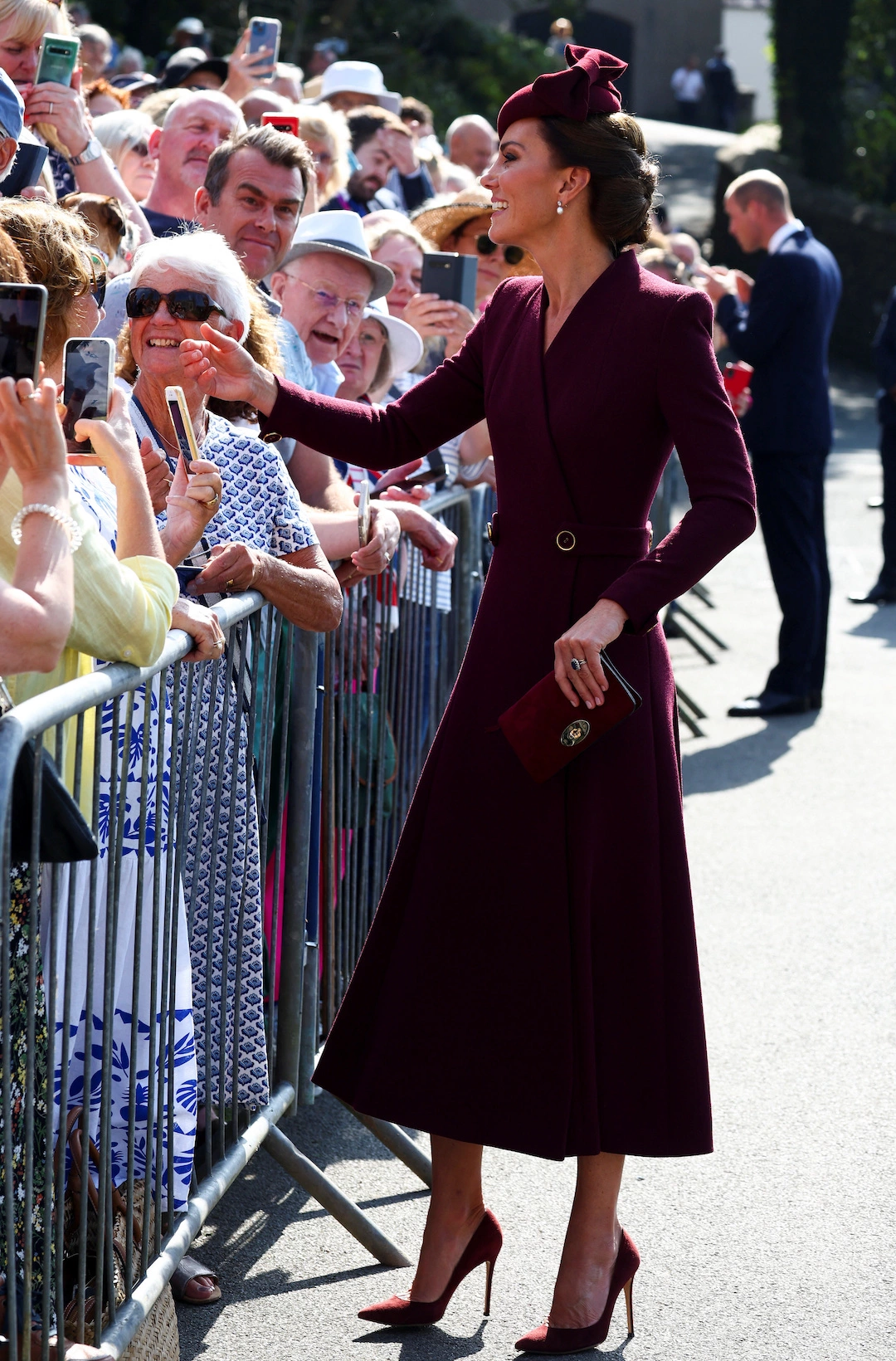 Prinzessin Kate trägt Mantelkleid in Aubergine