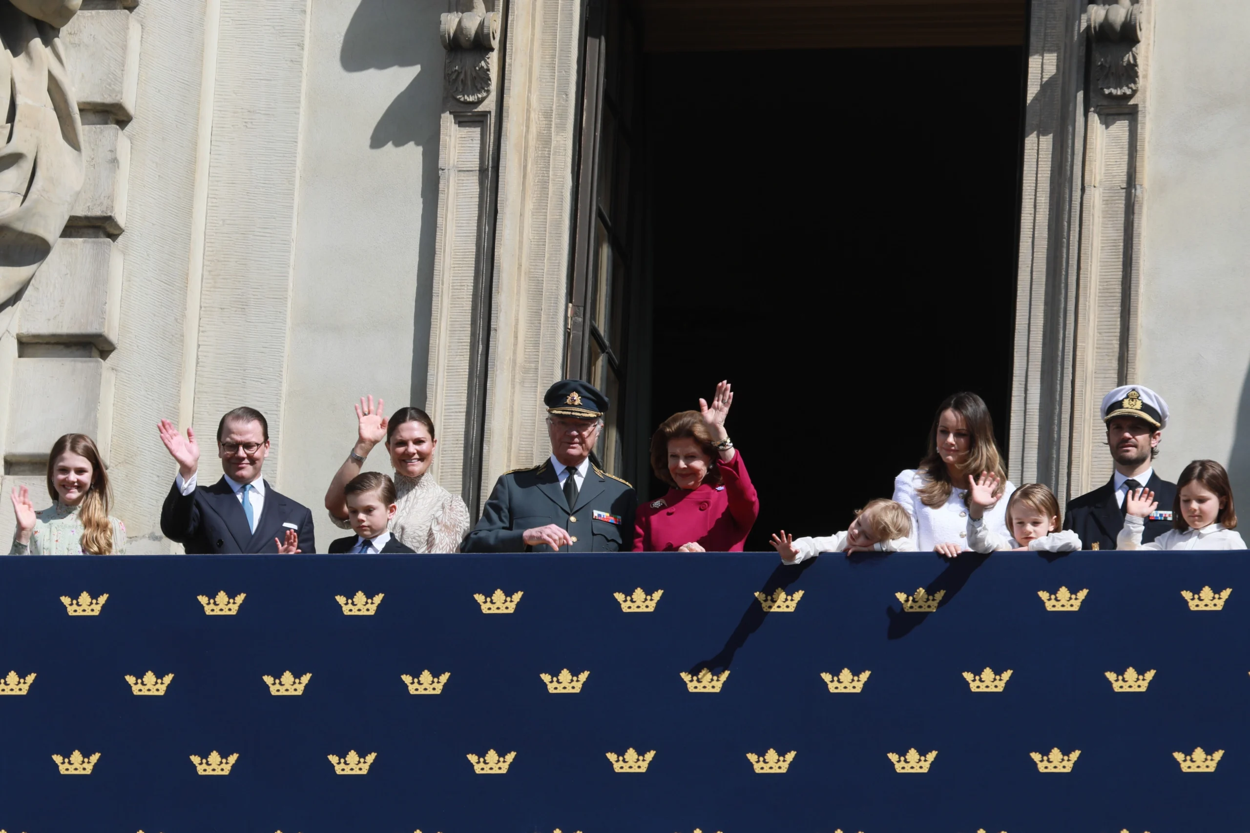 Der Rest der Königsfamilie zeigt sich ebenfalls auf dem Balkon. © picture alliance / Alexander Schuhmann/aI | Schuhmann Alexander Stephan SKIBA