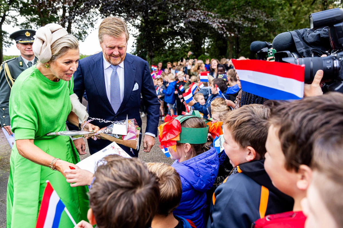 31. August 2023: In Nijkerk wird das Königspaar herzlich von kleinen Fans in Empfang genommen. © Patrick van Katwijk/WireImage