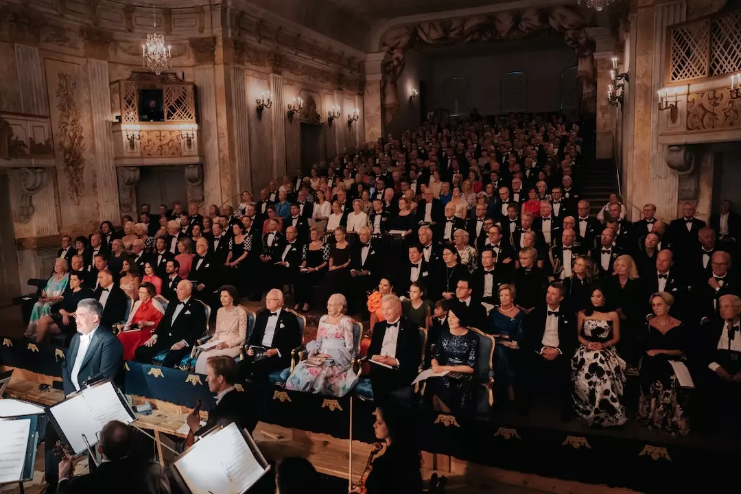 Jubiläumsvorstellung in DrottningholmAnlässlich des 50. Thronjubiläums des Königs gab der König Die Oper am Donnerstagabend, 14. September, ist eine Jubiläumsvorstellung im Schlosstheater Drottningholm zu Ehren Seiner Majestät des Königs.