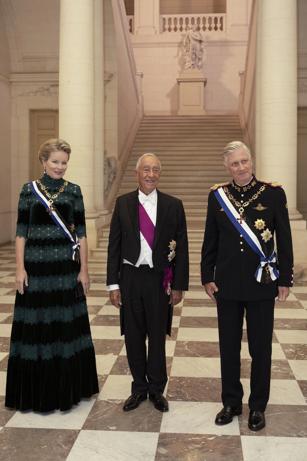 Königin Mathilde trägt ein Kleid von Costarellos beim Staatsbankett