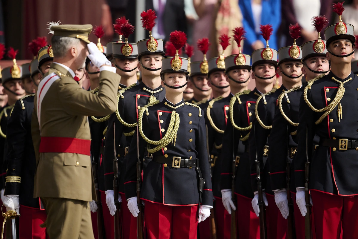 Prinzessin Leonor schwört der Flagge an der Militärakademie Saragossa die Treue