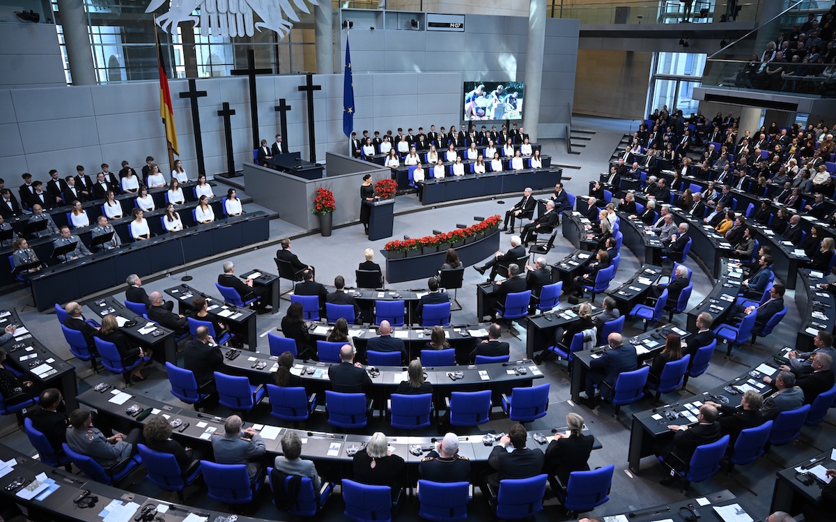 Die schwedische Kronprinzessin Victoria spricht im Bundestag bei der zentralen Gedenkveranstaltung zum Volkstrauertag. Mit der Gedenkstunde im Bundestag wird an die Opfer von Krieg und Gewaltherrschaft erinnert.
