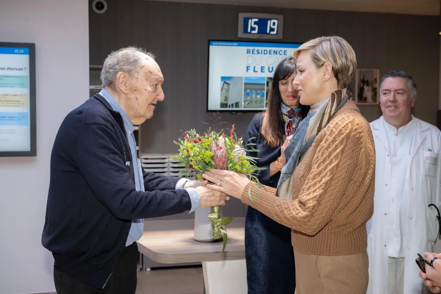 Die Fürstin bekommt Blumen von einem Senior