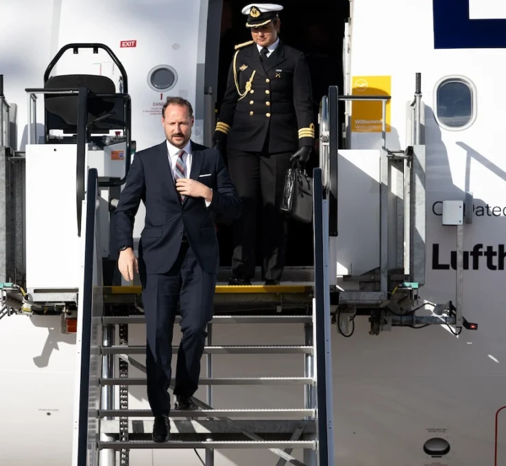 Kronprinz Haakon landet in Deutschland