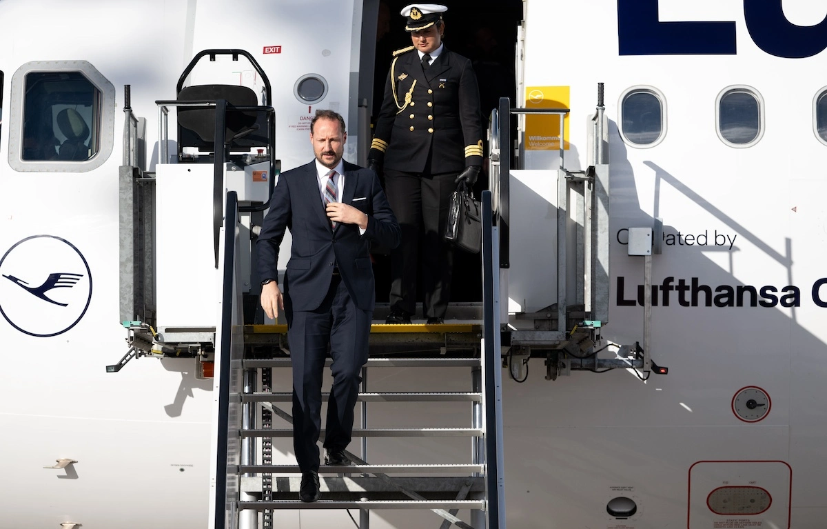 Kronprinz Haakon landet in Deutschland