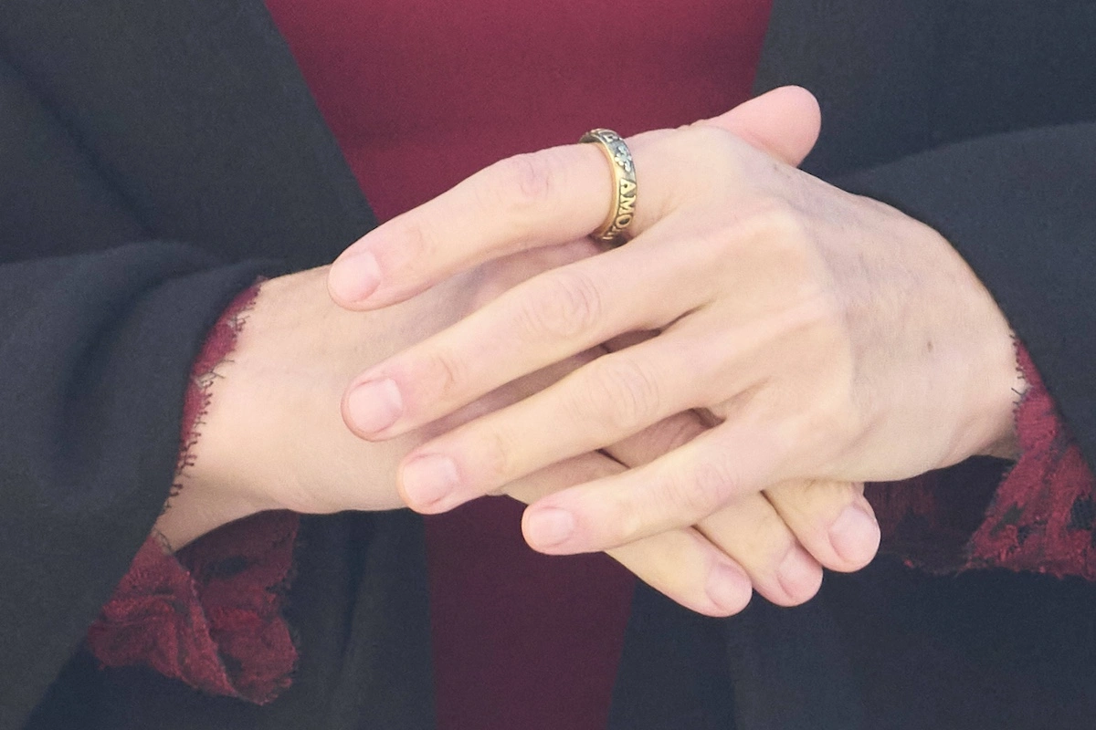 Königin Letizia trägt diesen Ring mit besonderen Liebesbotschaften. Mehr dazu auf ADELSWELT.de