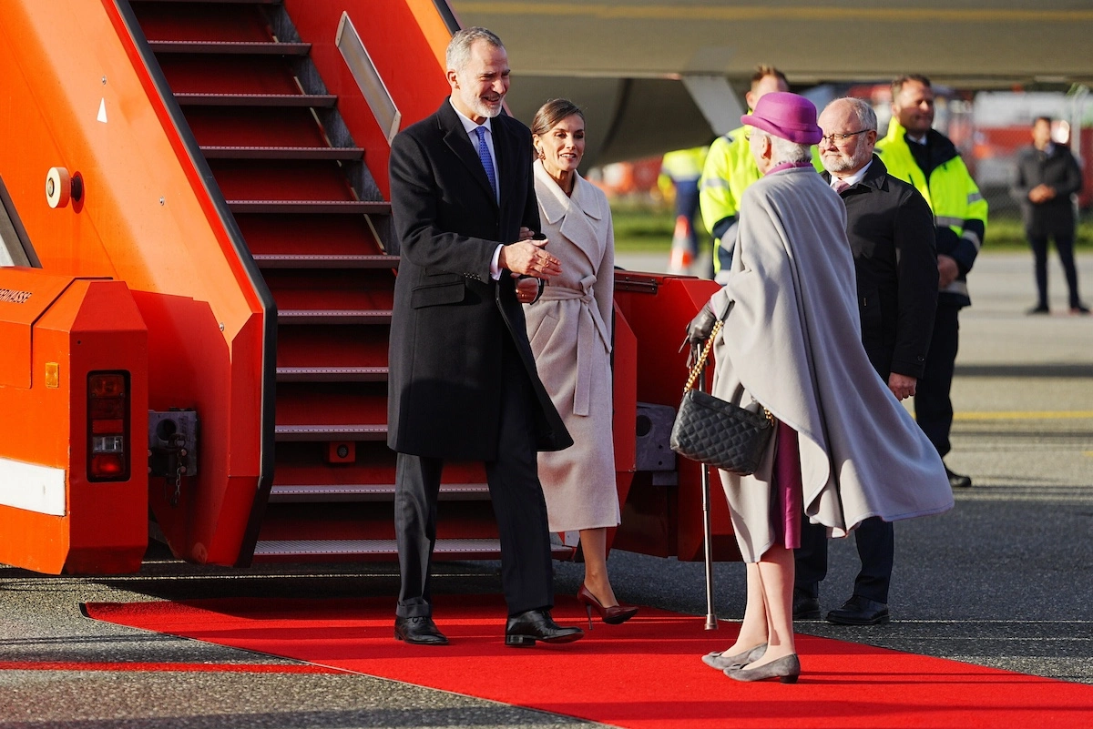 Königin Margrethe empfängt das spanische Königspaar am Flughafen, 6. November 2023