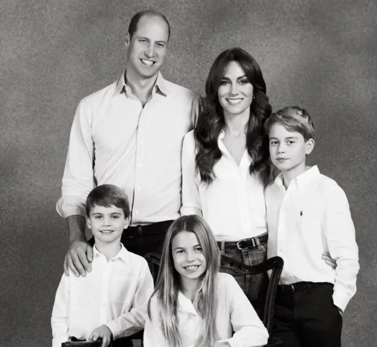 Die offizielle Weihnachtskarte von Prinz William und Prinzessin Kate mit ihren drei Kindern George, Charlotte und Louis im Jahr 2023