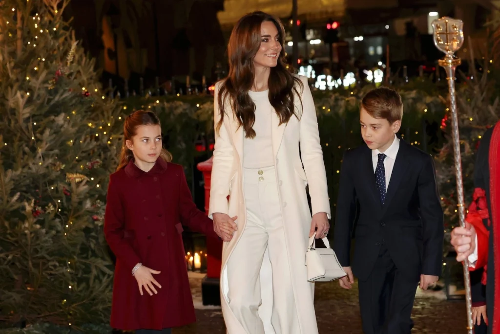 Prinzessin Charlotte mit Prinzessin Kate und Prinz George beim Weihnachtskonzert
