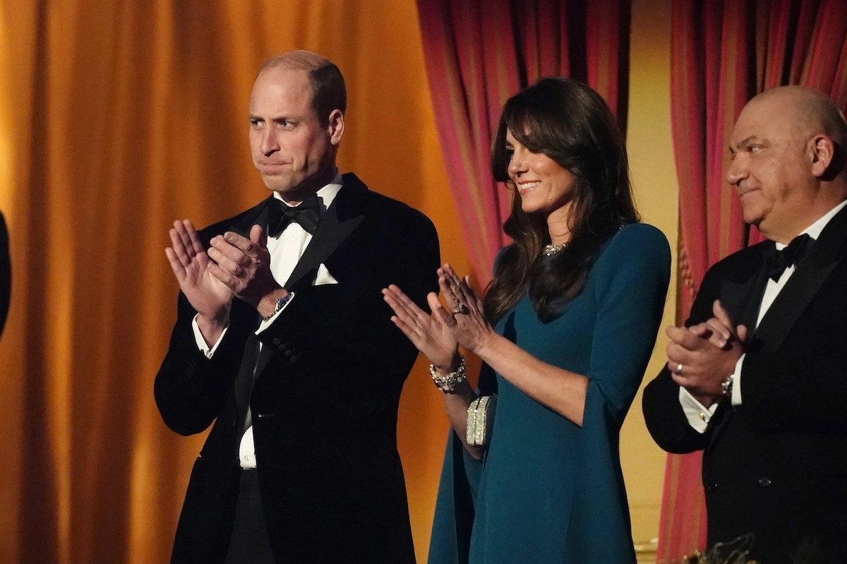 Prinz William und Prinzessin Kate applaudieren den Künstlern auf der Bühne.