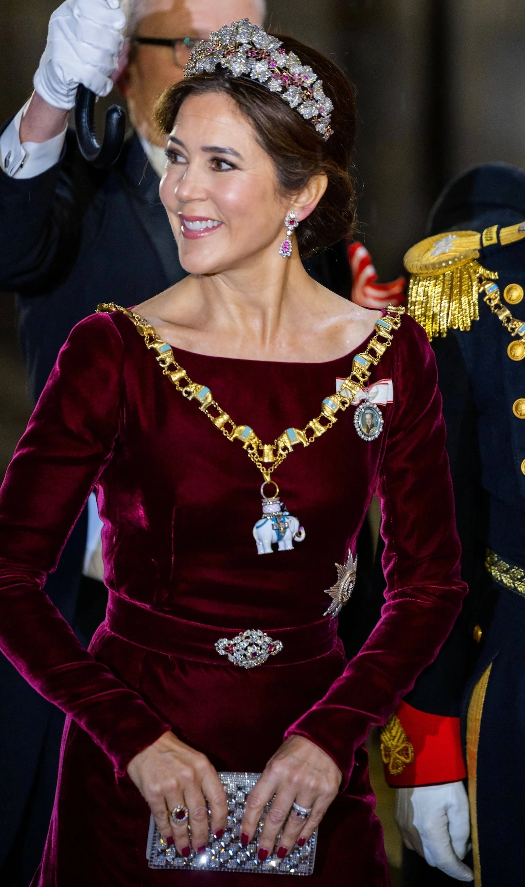 Dazu kombinierte die vierfache Mutter die Dänische Rubinen Parure Tiara sowie Ohrringe und Brosche aus dem Set. © IMAGO / PPE