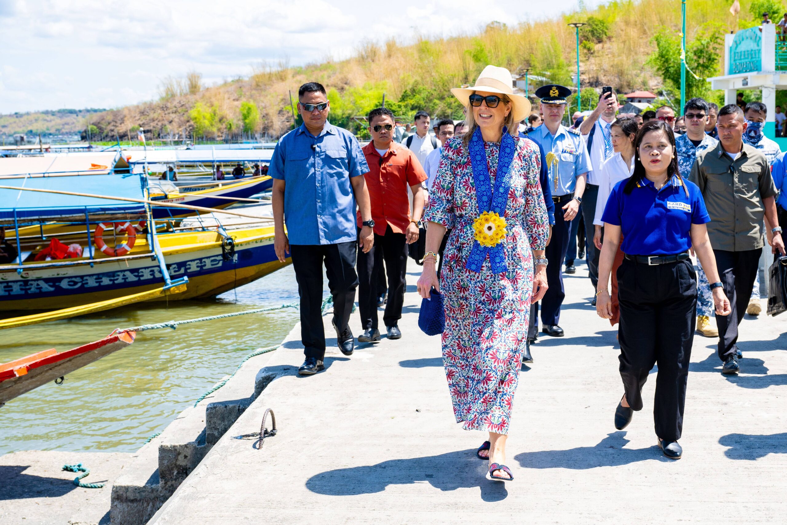 21. Mai 2024: Für die Vereinten Nationen besucht Königin Maxima für drei Tage die Philippinen. Ihr Sommerkleid stammt von Vanessa Seward x Bloom Paris. © IMAGO / ANP