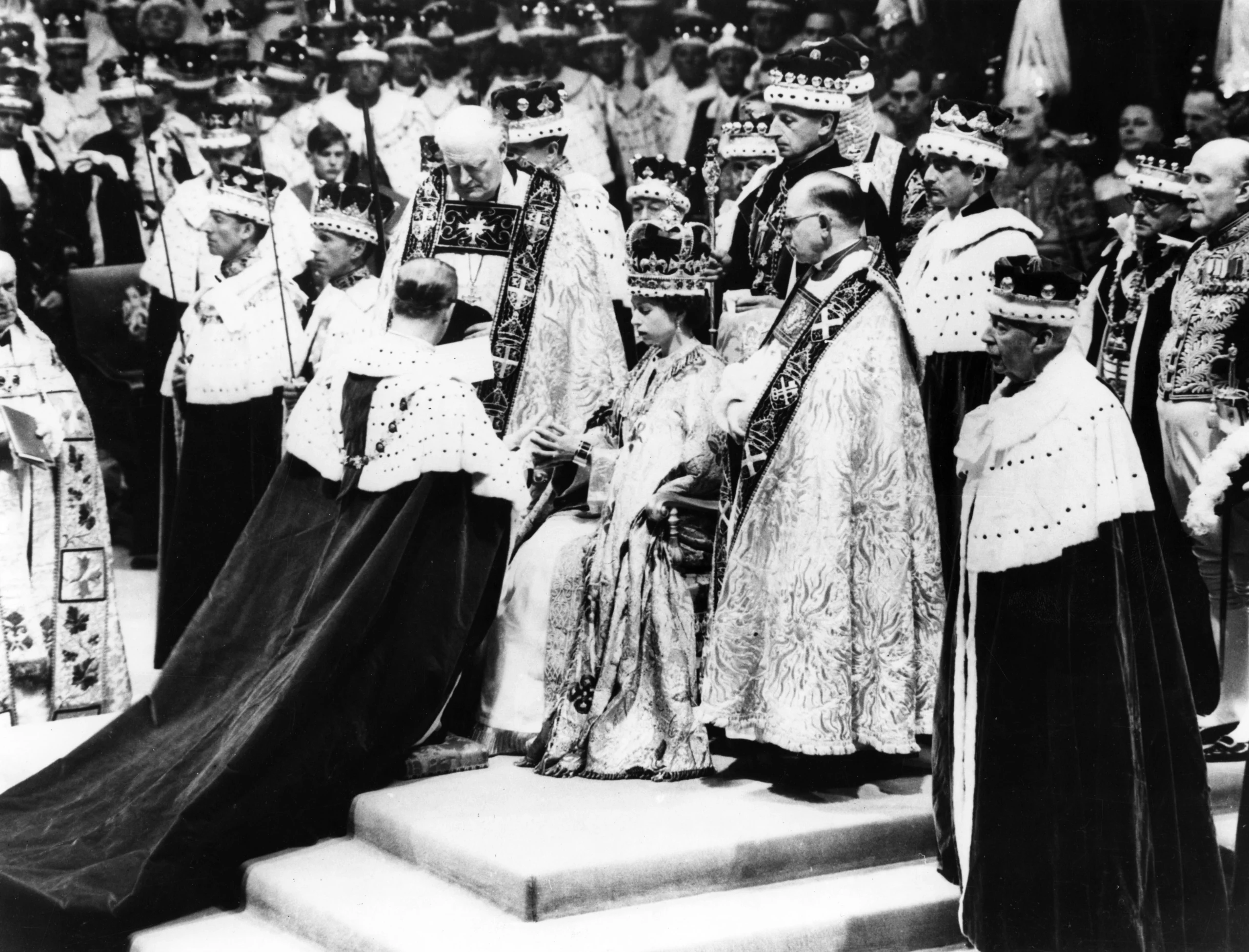 Am 2. Juni 1953 wird Elizabeth in der Westminster Abbey zur Königin gekrönt. Königin wurde sie bereits ein Jahr zuvor nach dem Tod ihres Vaters im Alter von 25 Jahren. © picture alliance / Mary Evans Picture Library | -