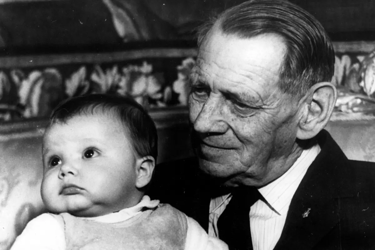 Prinz Frederik mit seinem Großvater 