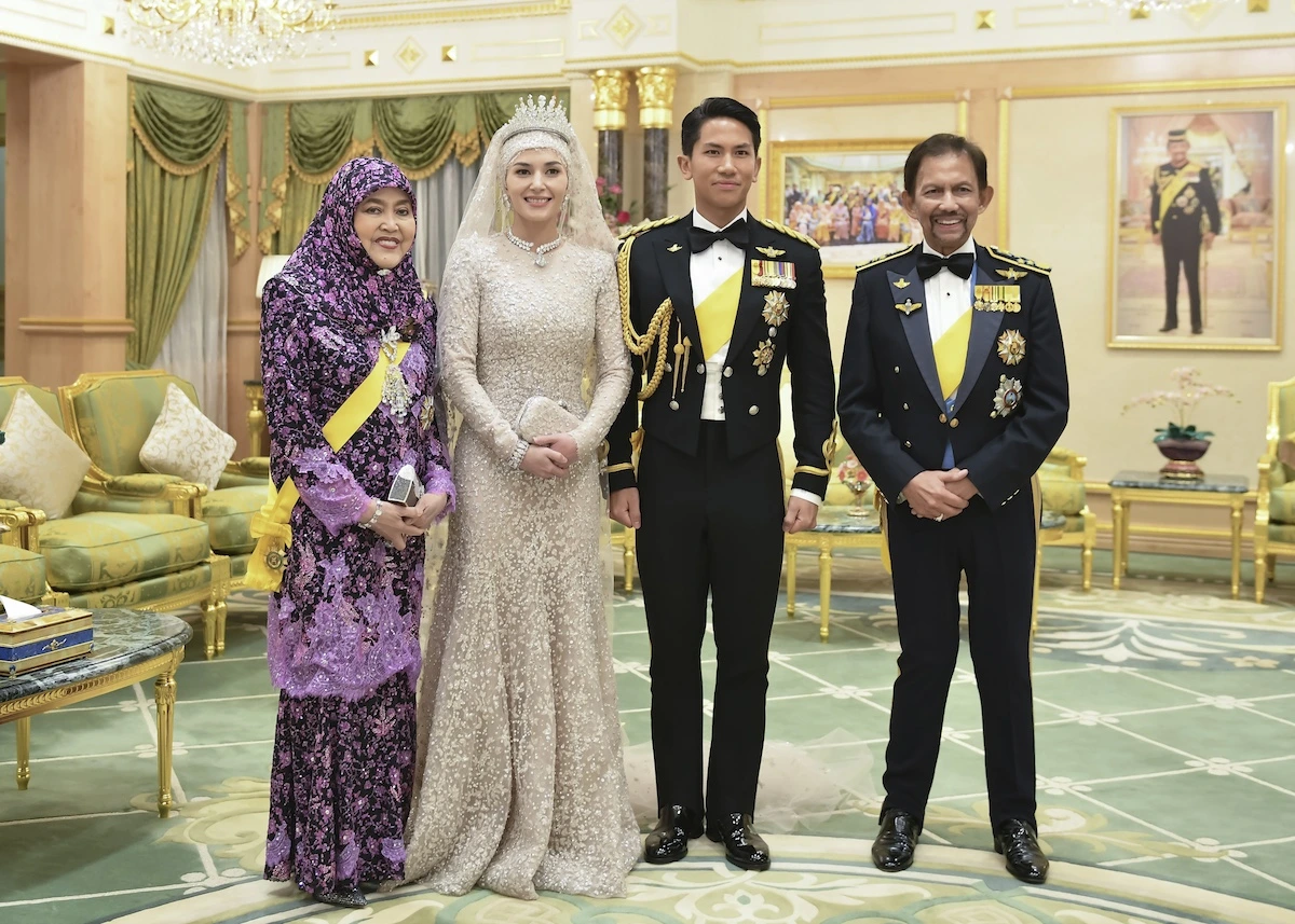 Prinz Abdul Mateen mit seiner Braut Anisha und seinen Eltern Sultan Hassanal Bolkiah und Königin Hajah Saleha. © picture alliance / ASSOCIATED PRESS | Uncredited