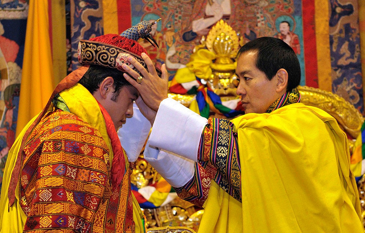 9. Dezember 2006: König Jigme wird von seinem Vater zum neuen König von Bhutan gekrönt und wird damit mit 28 Jahren zum jüngsten Staatsoberhaupt der Welt. © IMAGO / agefotostock