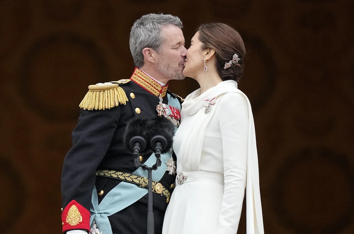 Frederik küsst Mary auf den Mund