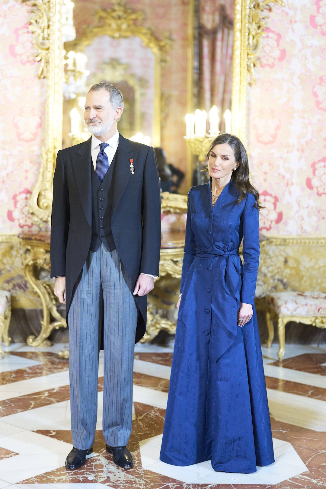 31. Januar 2024: Beim Empfang für das Diplomatische Corps zeigt sich Letizia erneut in ihrem saphirblauem Kleid. Der Designer ist bisher nicht bekannt. © IMAGO / PPE