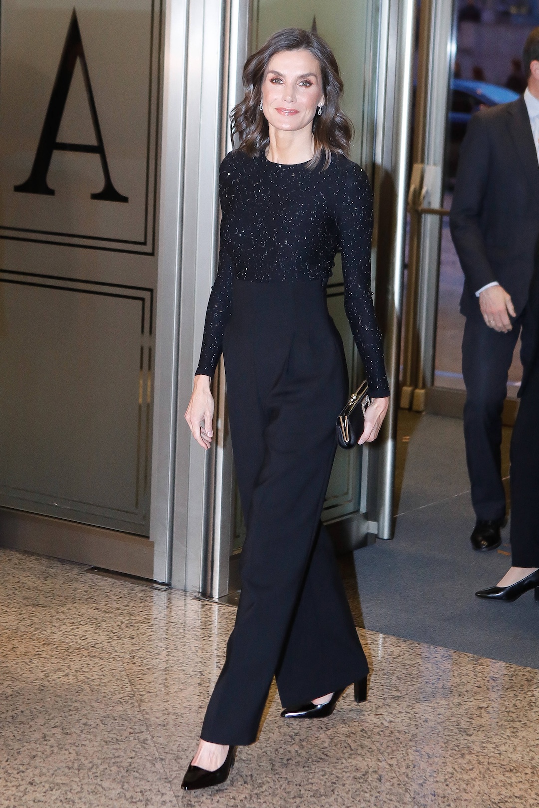 Königin Letizia trug eine High-Waisted Hose und einen Paillette-Oberteil in Schwarz. Beides stammt von dem Label Carolina Herrera. © IMAGO / ABACAPRESS