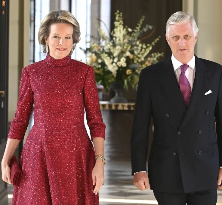 Königin Mathilde von Belgien im roten Kleid