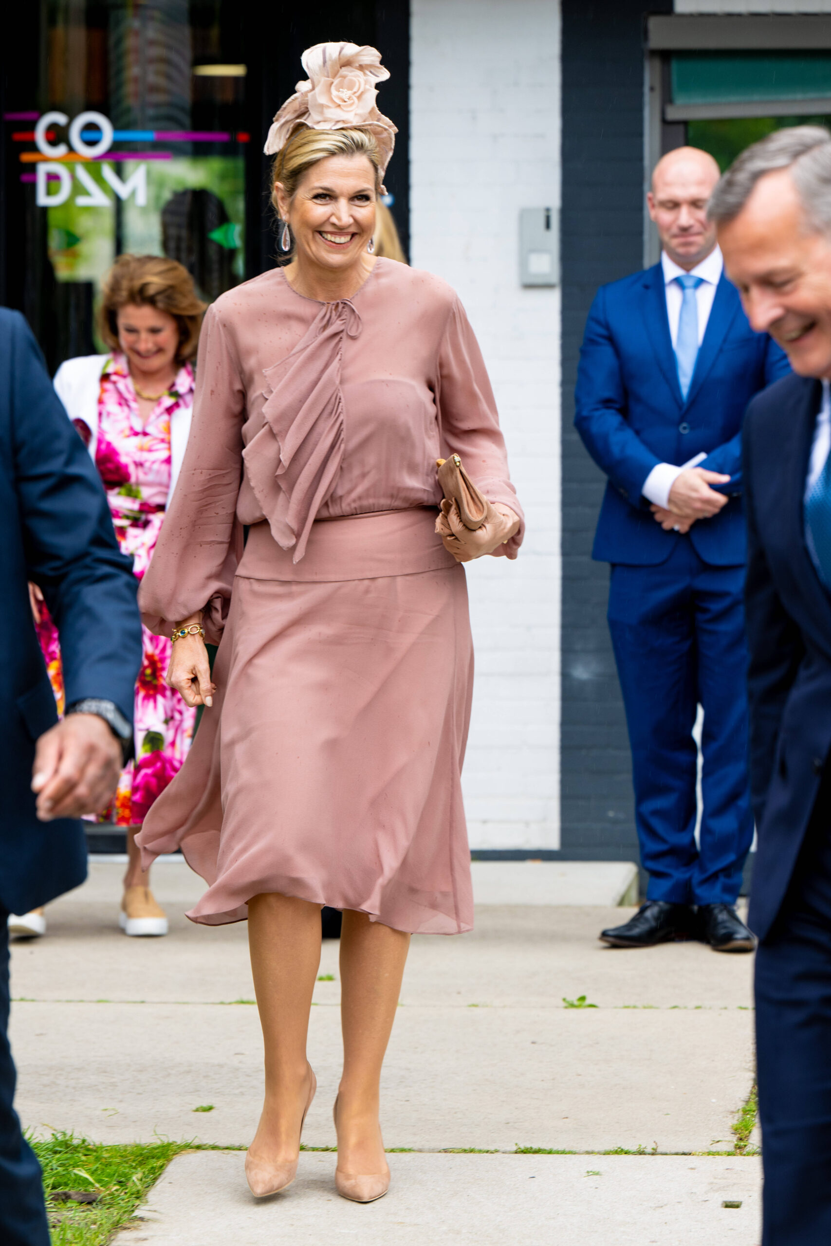 29. Mai 2024: Königin Maxima besucht die Feierlichkeiten des 5. Jubiläums des Codam Coding College in Amsterdam. Ihr Kleid stammt von Natan. © IMAGO / PPE