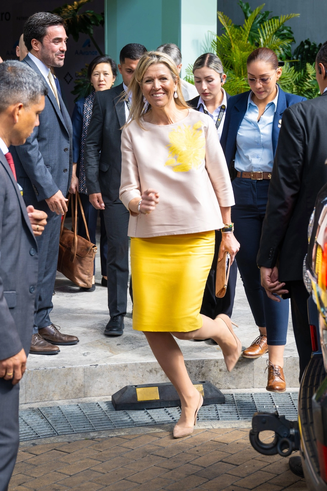 28. Februar 2024: Während ihres Besuchs in Bogota recycelt Maxima ihr gelbes Outfit Natan. © IMAGO / Bruno Press