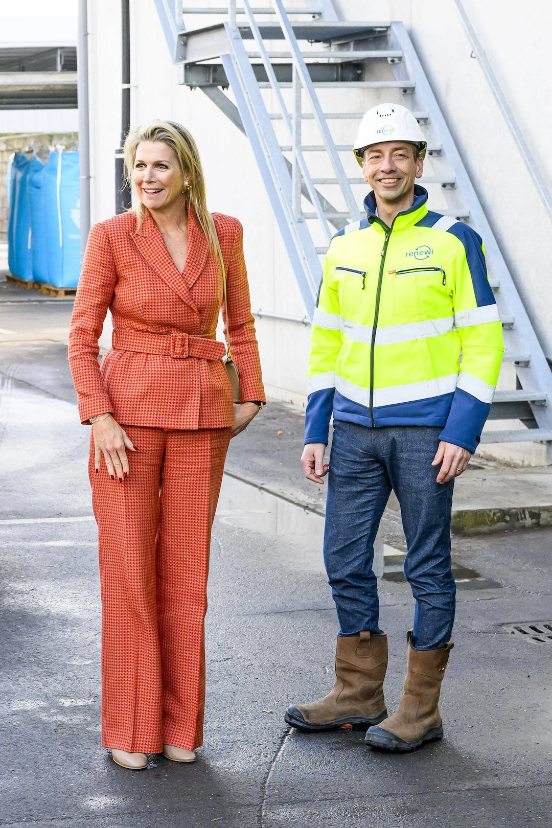 1. Februar 2024: Bei dem Besuch eines Recycling-Centers in Eindhoven trägt Königin Maxima erneut ihren orangefarbenen Hosenanzug von Natan Couture. © IMAGO / ABACAPRESS