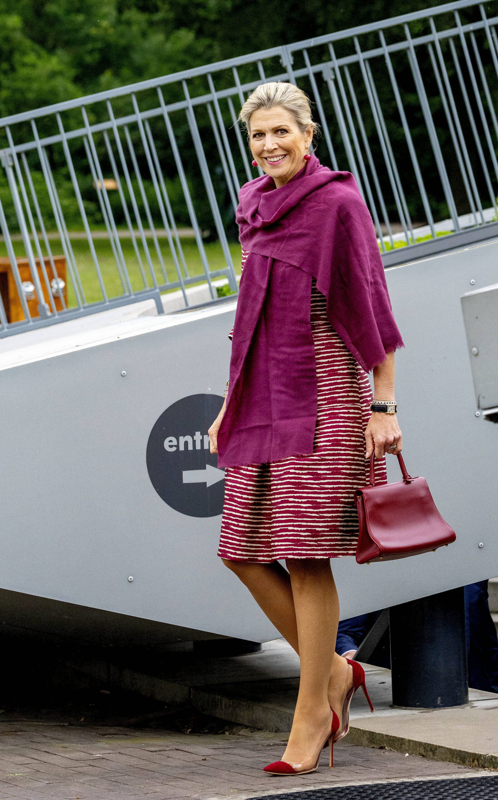 3. Juni 2024: Maxima besucht die Jahreskonferenz der SME Financing Foundation (SMF). Sie trägt ein Kleid von Natan. © IMAGO / PPE