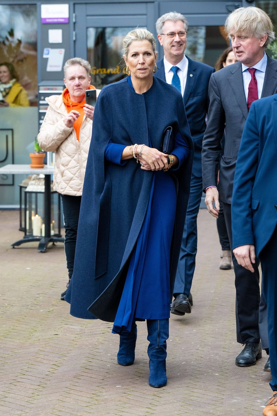 31. Januar 2024: Königin Maxima besucht die HerstelTalent Foundation in Middleburg. Sie trägt ein dunkles Woll-Cape von Natan und Stiefel von Sergio Rossi. © IMAGO / PPE