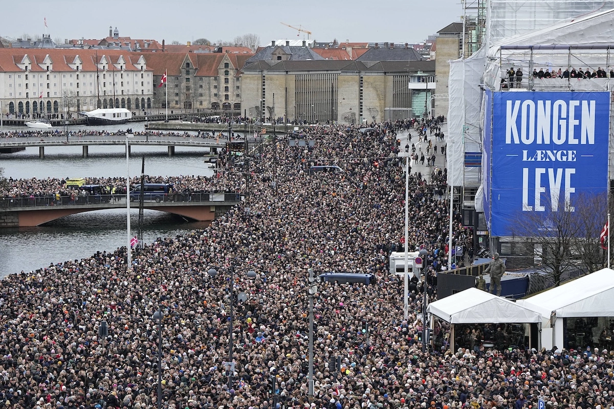 Auf den Straßen rund um Schloss Christiansborg sammelten sich die Menschen. © IMAGO / Ritzau Scanpix