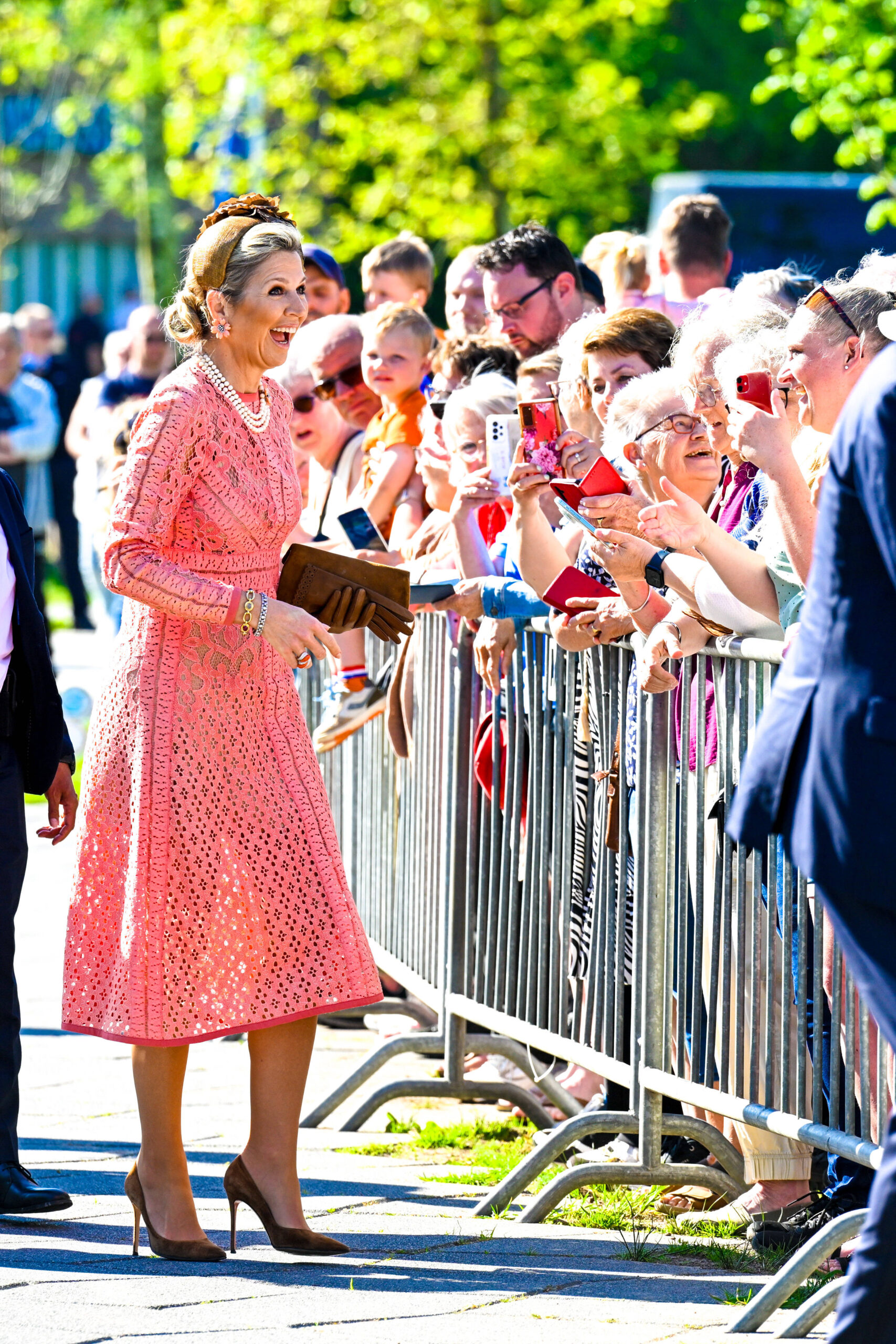 14. Mai 2024: Das Königspaar absolviert verschiedene Termine in der Region um Groningen. Maxima trägt ein Spitzenkleid von Elie Saab. © IMAGO / PPE