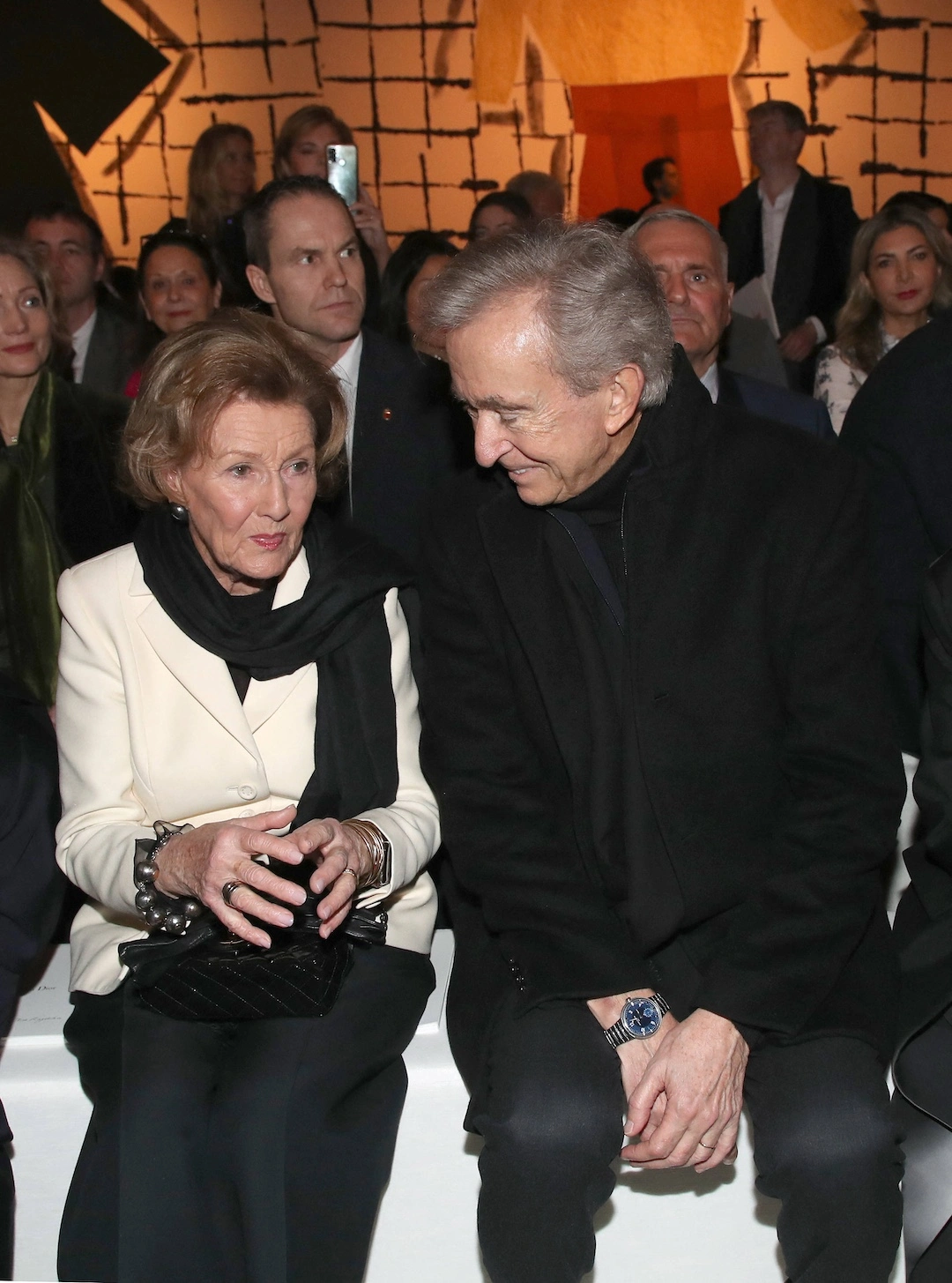 Königin Sonja nahm in der ersten Reihe neben Dior-Mehrheitseigner Bernard Arnault Platz. © IMAGO / Bestimage
