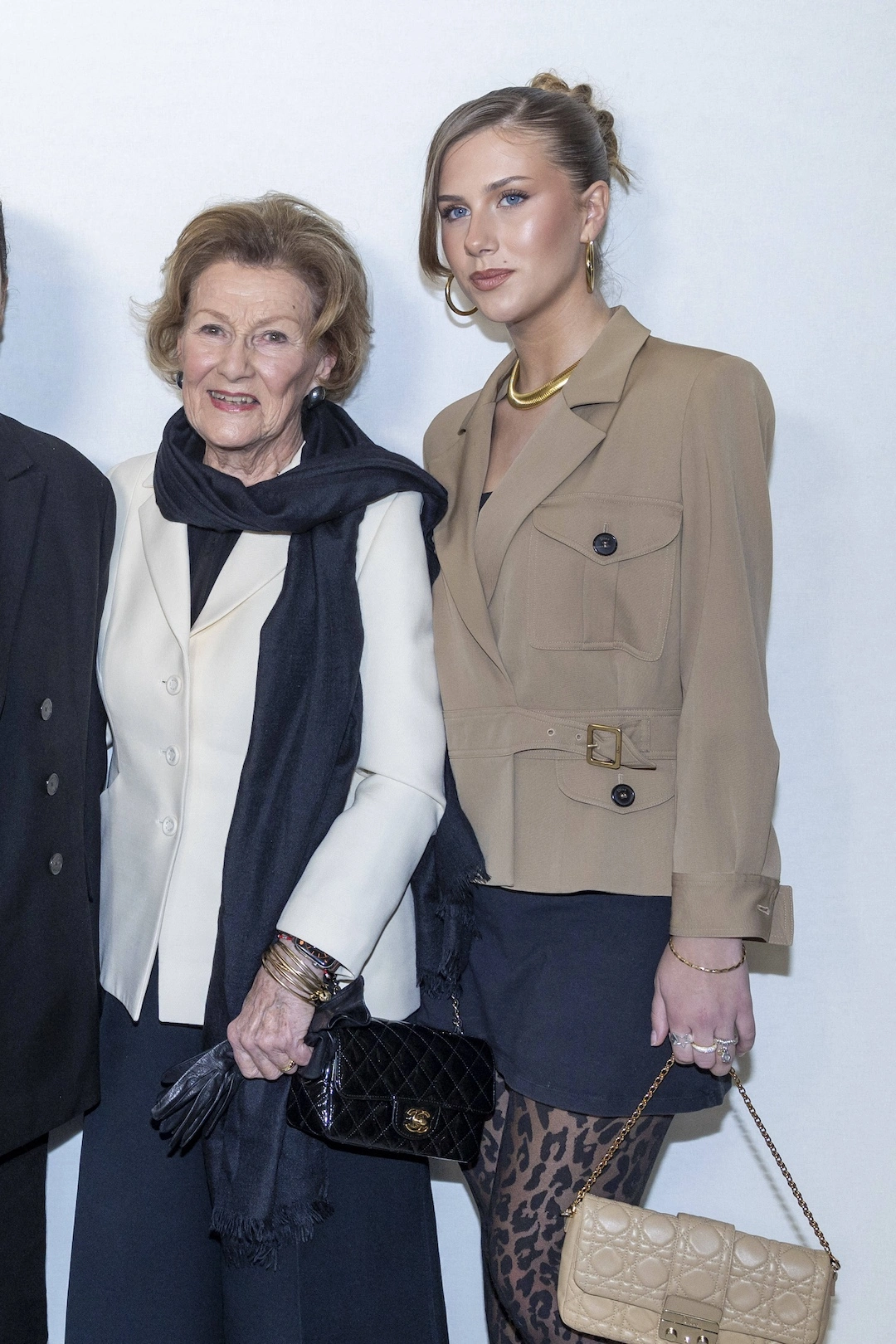 22. Januar 2024: Königin Sonja von Norwegen und ihre Enkelin Leah Isadora Behn sind ebenfalls nach Paris gereist und schauten sich die neue Mode von Dior an. © IMAGO / Bestimage