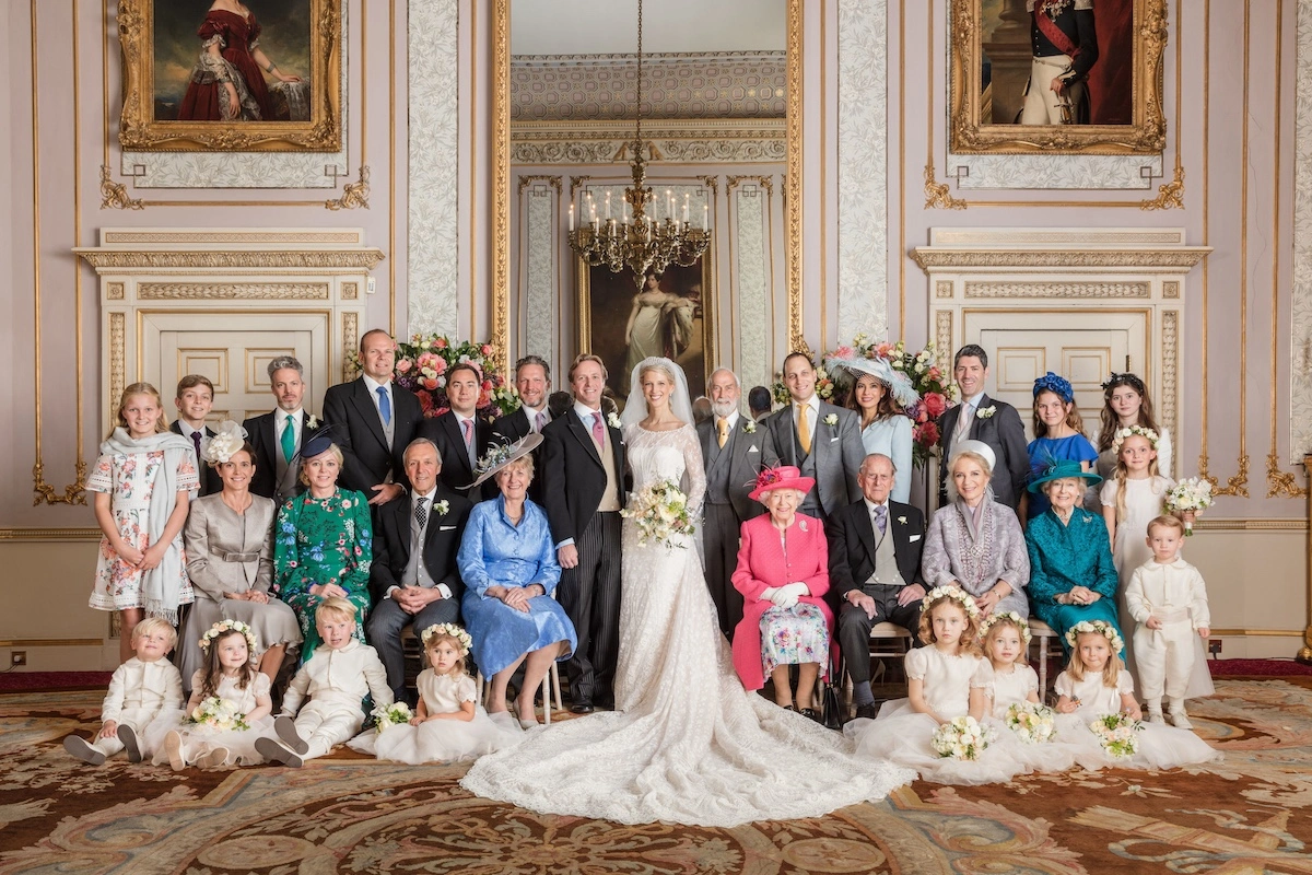 Das offizielle Foto mit der Familie. Queen Elizabeth strahlt in einem pinkfarbenem Mantel. © picture alliance / Photoshot |