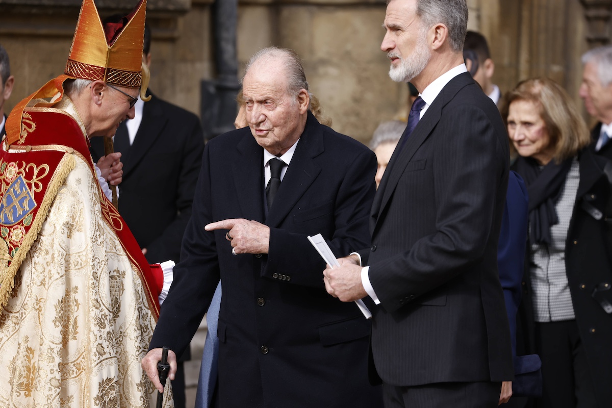 Alt-König Juan Carlos neben seinem Sohn König Felipe. © IMAGO / i Images