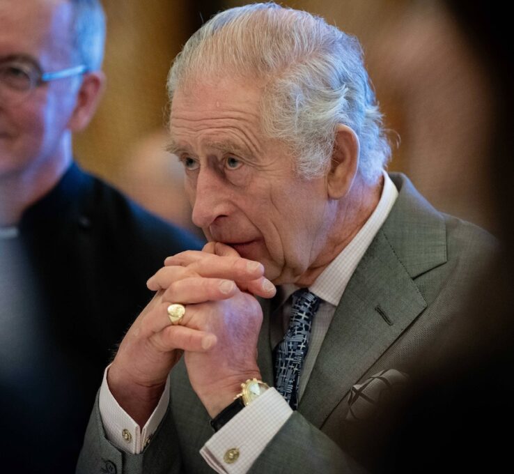 König Charles entschuldigt sich nach Krebs-Erkrankung