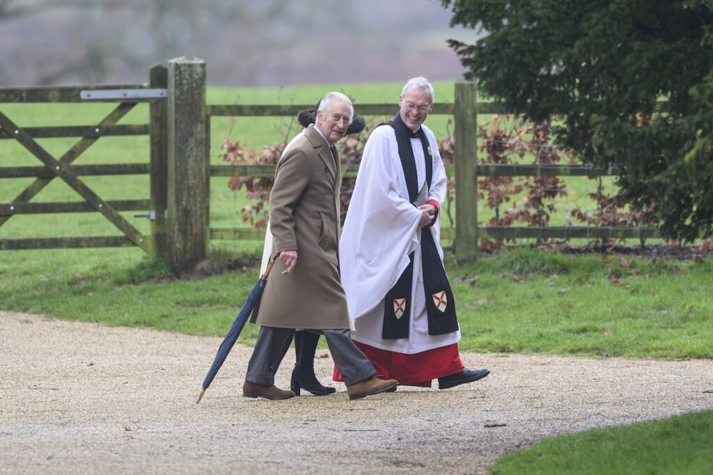 König Charles besucht den Gottesdienst der Sandringham Kirche.
