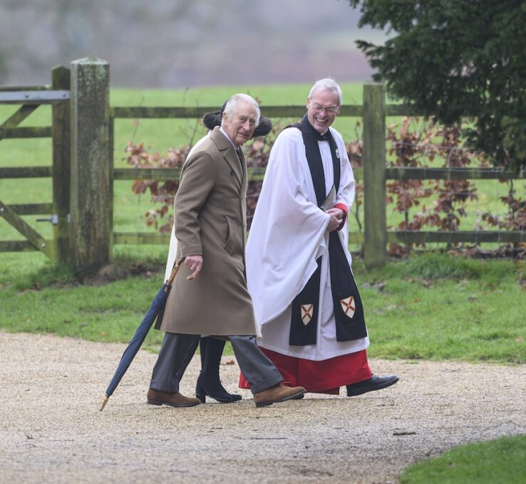 König Charles besucht den Gottesdienst der Sandringham Kirche.