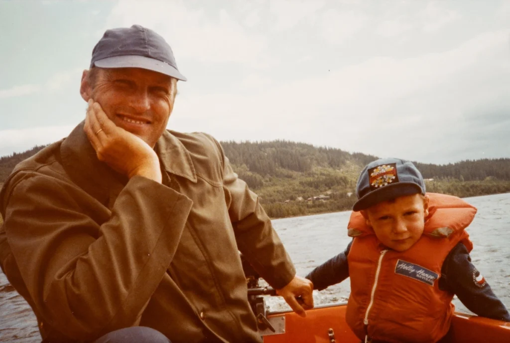 Harald von Norwegen mit seinem Sohn Haakon im Jahr 1977.