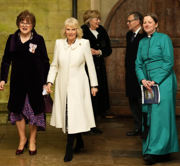 Königin Camilla besucht den Musicalabend in Salisbury und spricht über König Charles.