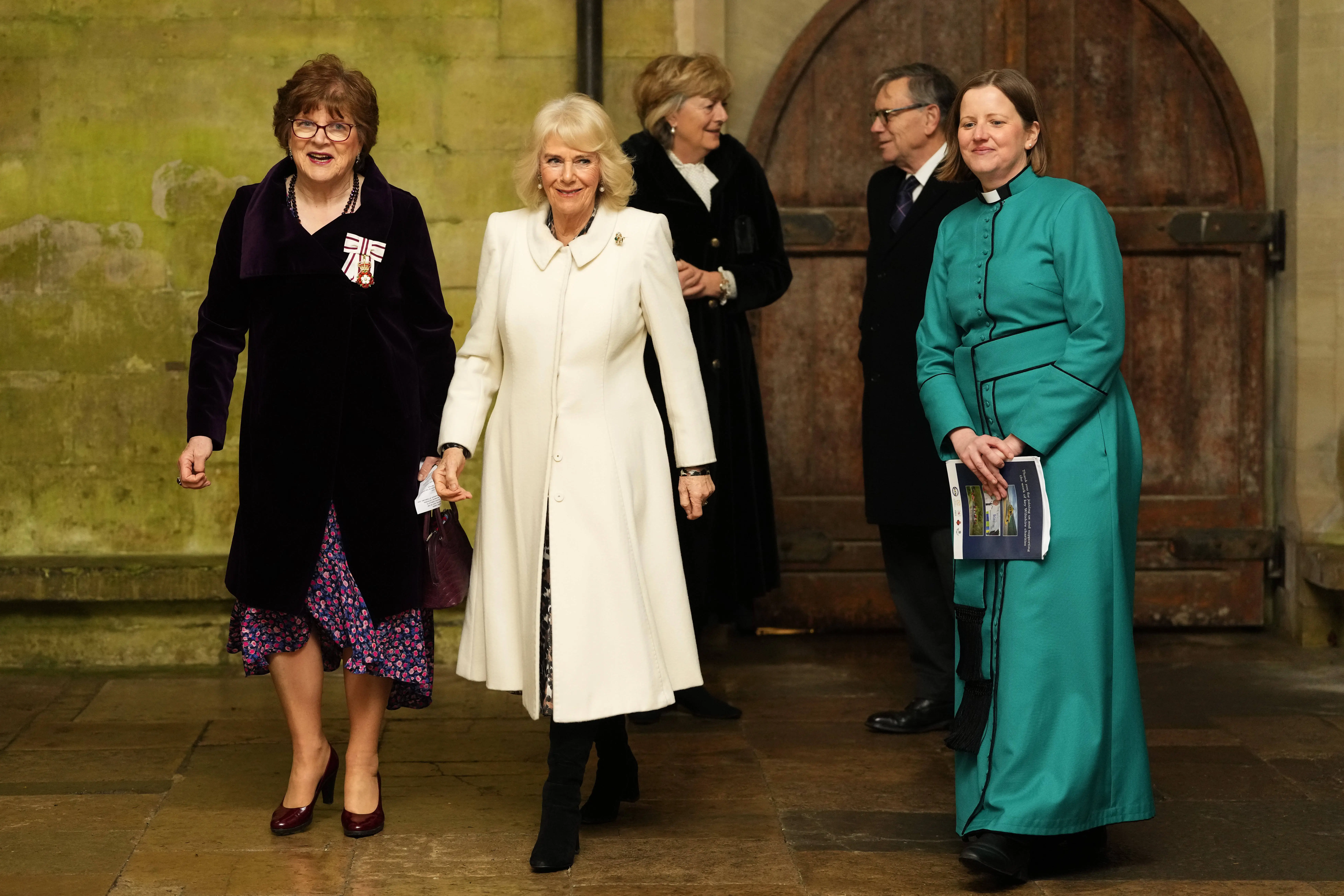 Königin Camilla besucht den Musicalabend in Salisbury und spricht über König Charles.