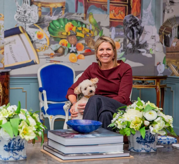 Königin Maxima im Palast Huis ten Bosch mit Hund Mambo.