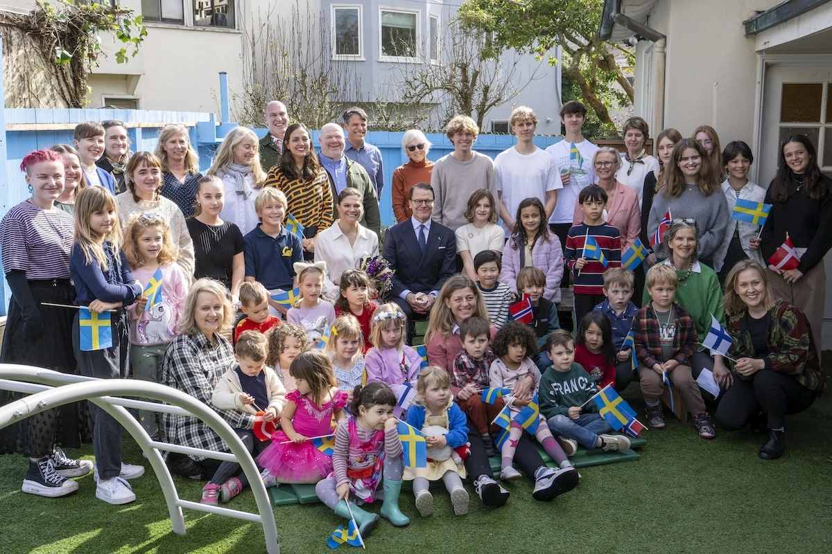 Die schwedischen Royals treffen Schulkinder im Scandinavian School and Cultural Center.