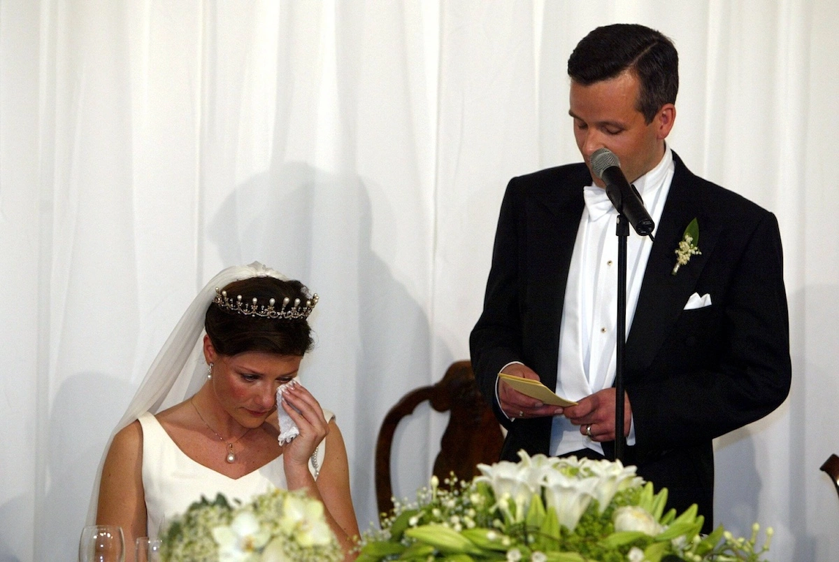 Prinzessin Märtha Louise trug die vereinfachte Version der neuen Tiara 2002 zu ihrer Hochzeit mit Ari Behn. © IMAGO / TT