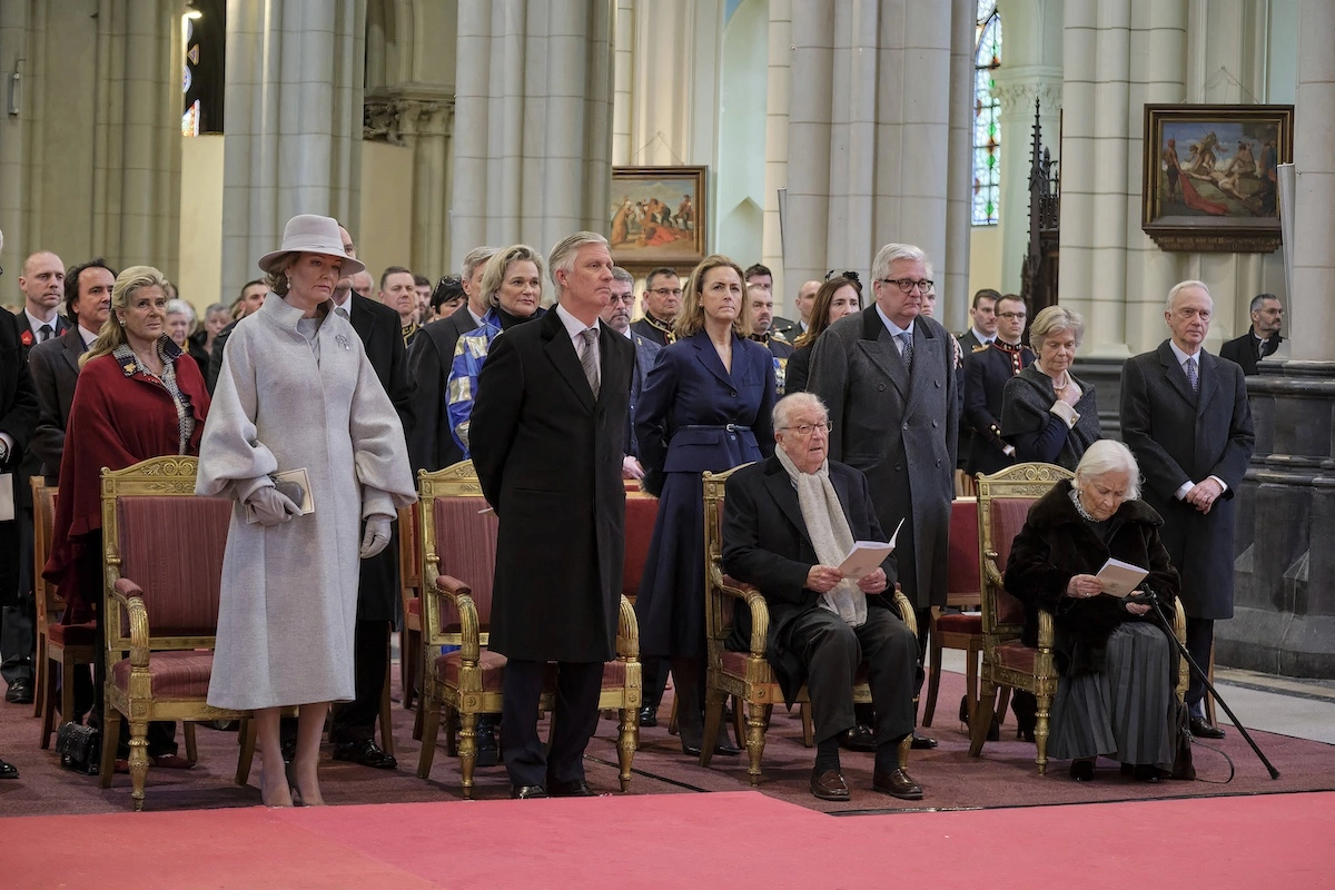 Königin Mathilde, König Philippe, Alt-König Albert und Alt-Königin Paola nehmen in der ersten Reihe Platz. © IMAGO / ABACAPRESS