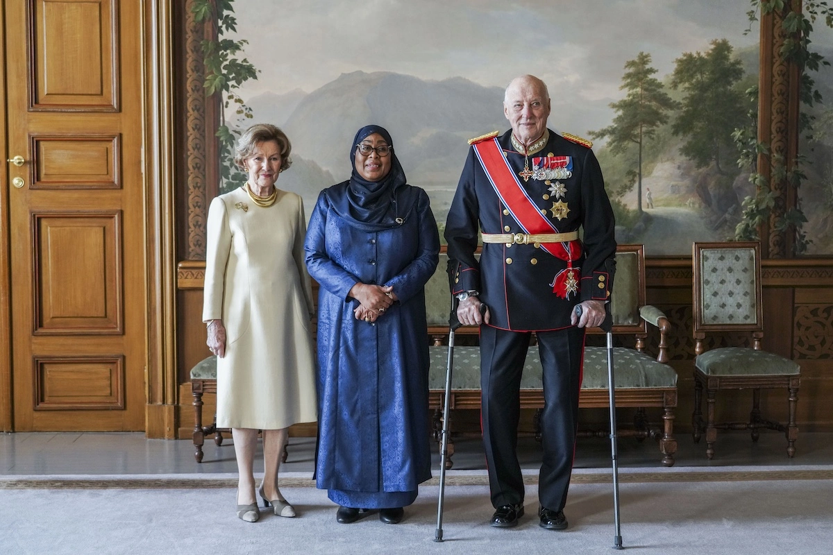Königin Sonja und König Harald begrüßten Präsidentin Samia Suluhu Hassan bereits am Morgen im Schloss. © picture alliance / ASSOCIATED PRESS | Ole Berg-Rusten