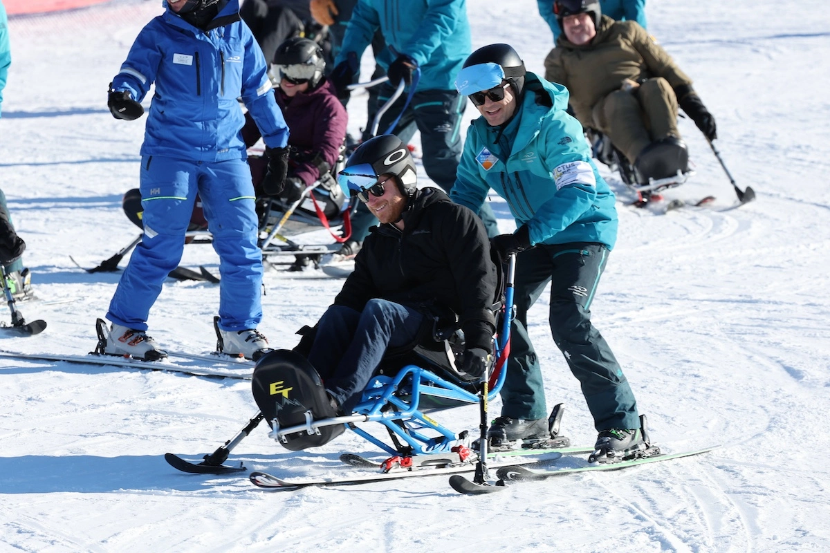 Prinz Harry lässt sich im Bi-Ski schieben. ©  IMAGO / i Images